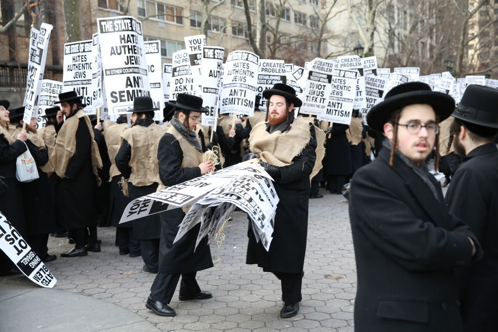 המחאה של סאטמר: כלוב, שק ואפר ושלשלאות מברזל
