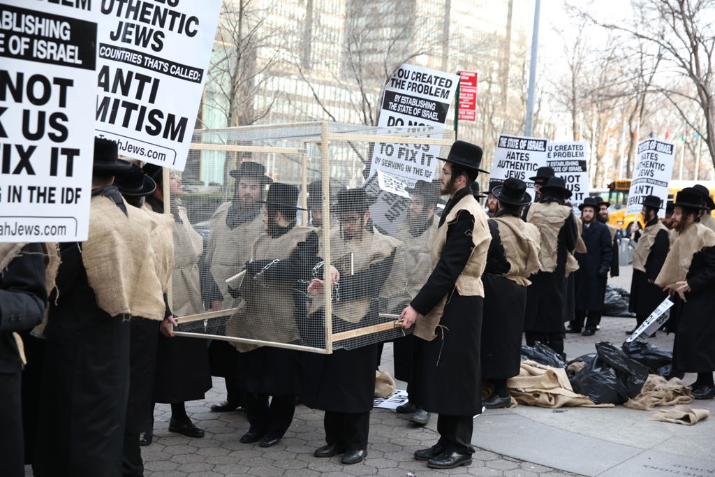 המחאה של סאטמר: כלוב, שק ואפר ושלשלאות מברזל