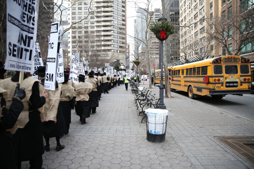 המחאה של סאטמר: כלוב, שק ואפר ושלשלאות מברזל