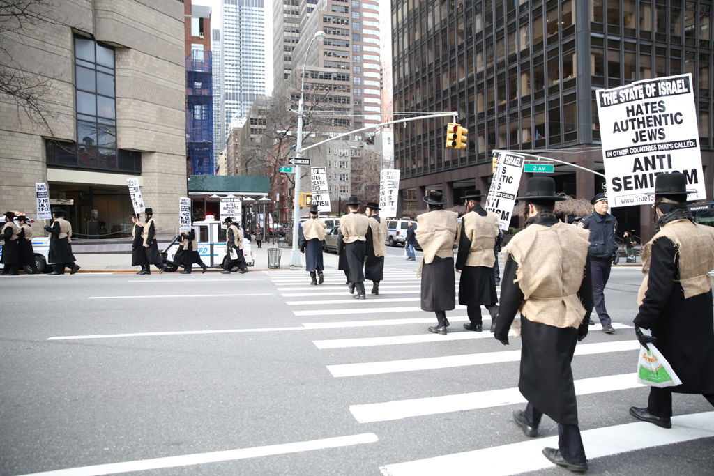 המחאה של סאטמר: כלוב, שק ואפר ושלשלאות מברזל
