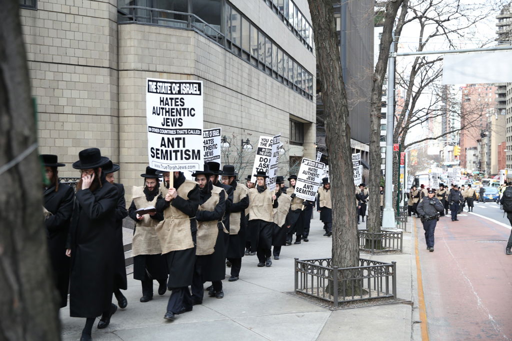המחאה של סאטמר: כלוב, שק ואפר ושלשלאות מברזל