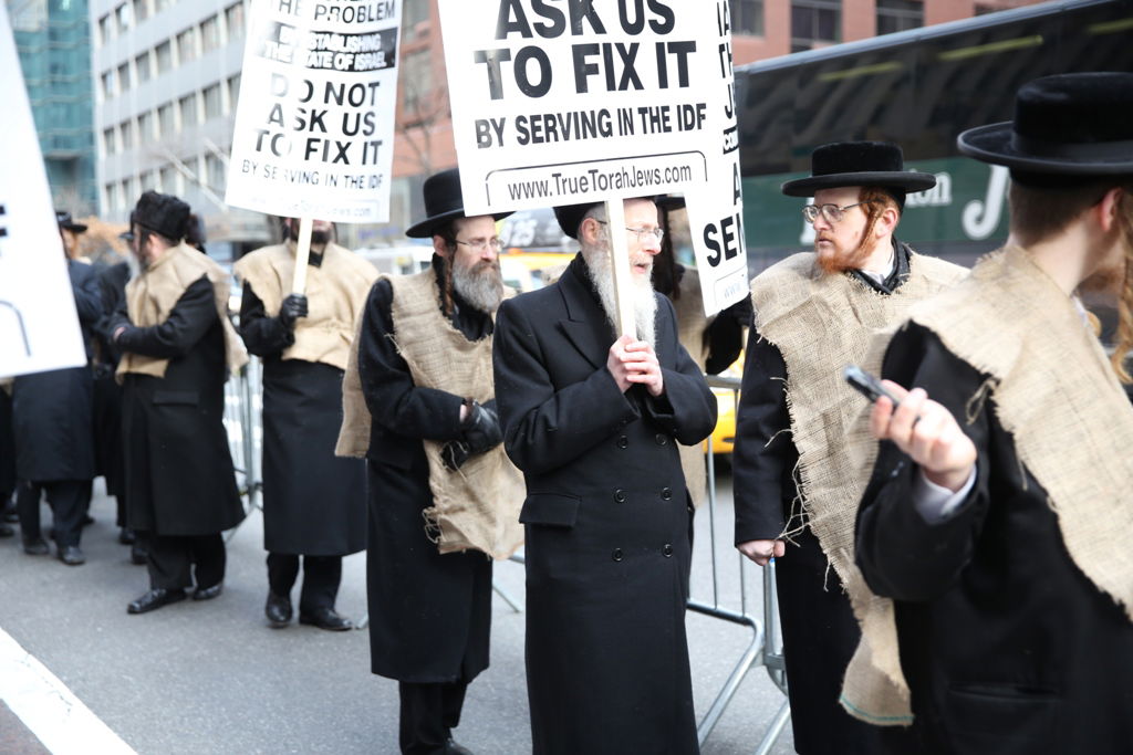 המחאה של סאטמר: כלוב, שק ואפר ושלשלאות מברזל