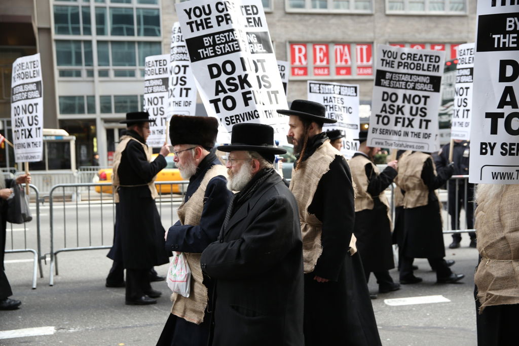 המחאה של סאטמר: כלוב, שק ואפר ושלשלאות מברזל