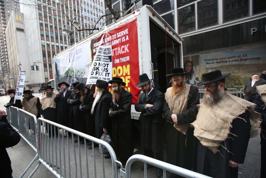 המחאה של סאטמר: כלוב, שק ואפר ושלשלאות מברזל