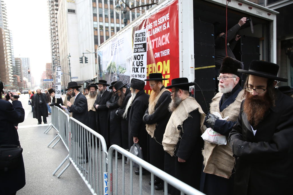 המחאה של סאטמר: כלוב, שק ואפר ושלשלאות מברזל