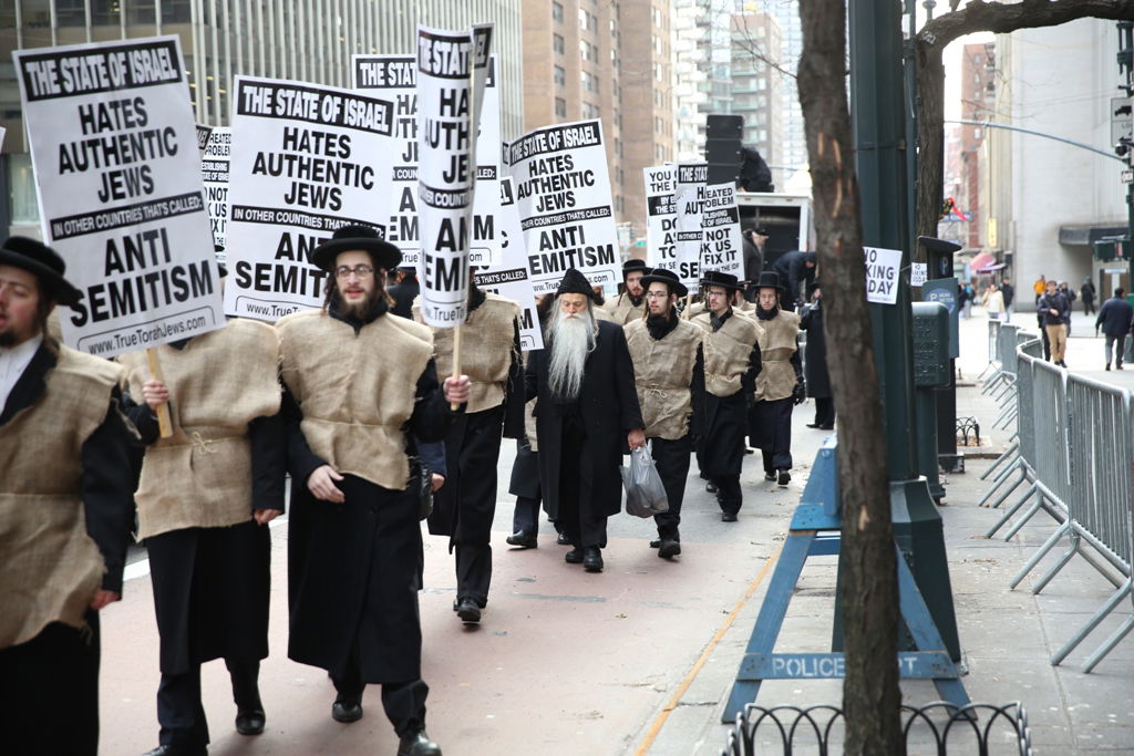 המחאה של סאטמר: כלוב, שק ואפר ושלשלאות מברזל