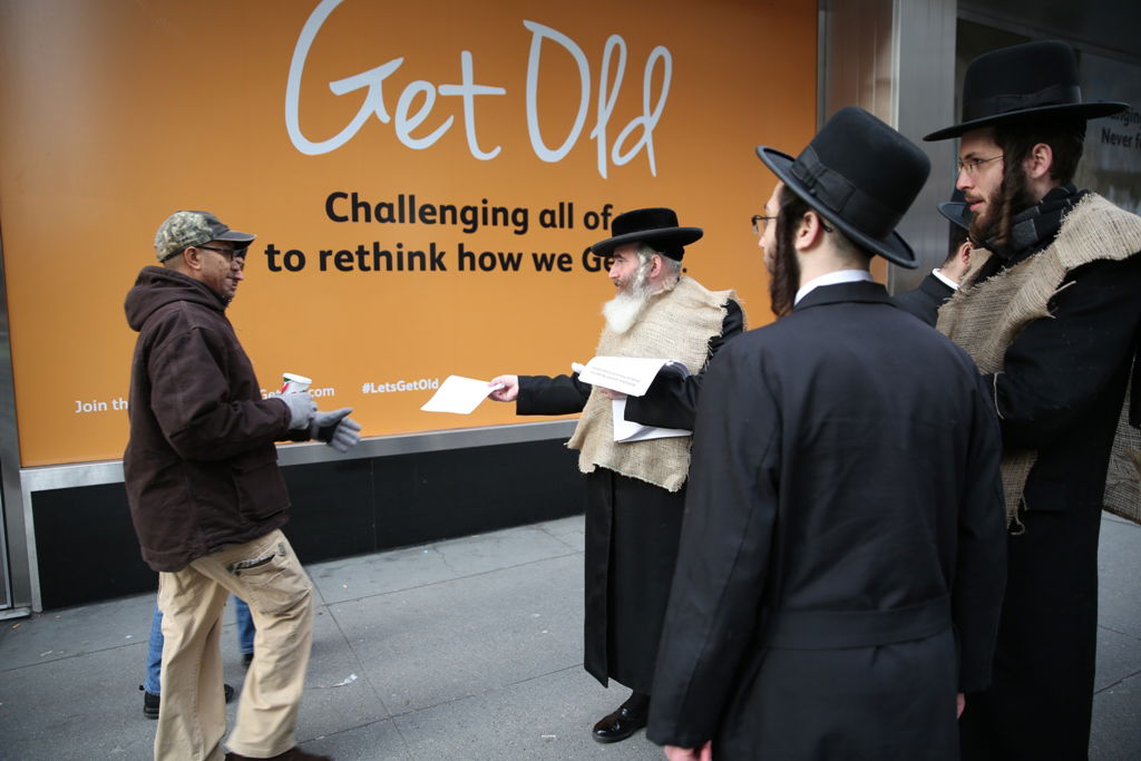 המחאה של סאטמר: כלוב, שק ואפר ושלשלאות מברזל