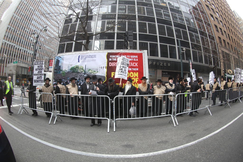 המחאה של סאטמר: כלוב, שק ואפר ושלשלאות מברזל