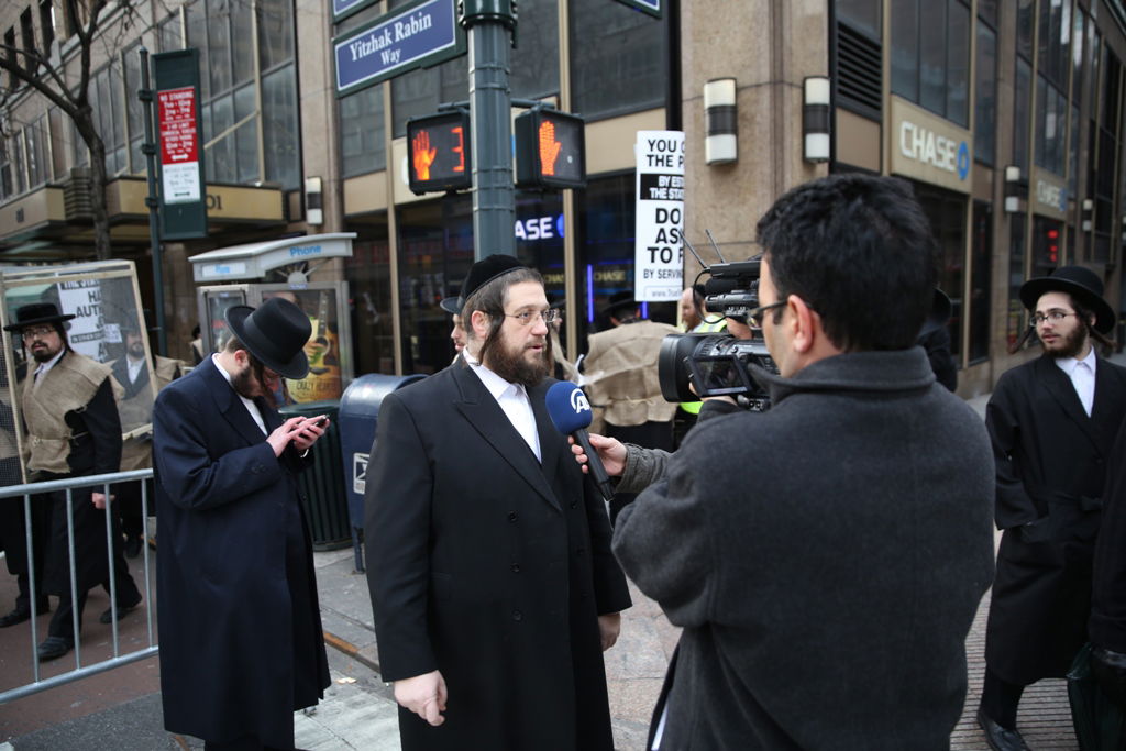 המחאה של סאטמר: כלוב, שק ואפר ושלשלאות מברזל