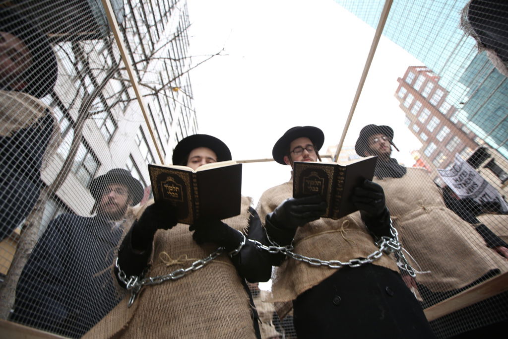 המחאה של סאטמר: כלוב, שק ואפר ושלשלאות מברזל