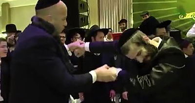 בחתונת המפיק דוד קליגר: ריקוד לצלילי המנון רדיו קול חי • צפו