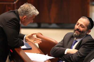 צונחים. יאיר לפיד עם אריה דרעי