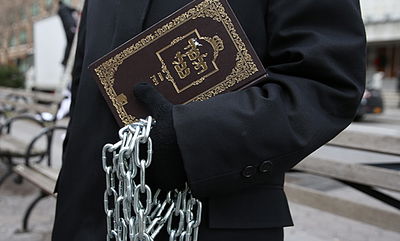 המחאה של סאטמר: כלוב, שק ואפר ושלשלאות מברזל