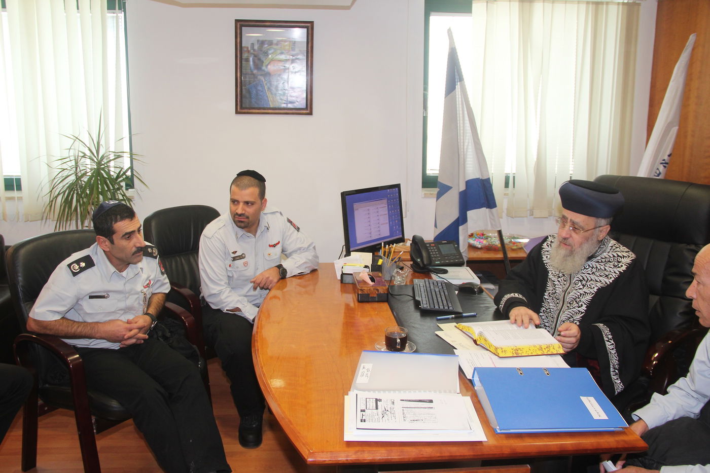 תיעוד: הכבאים ביקרו בלשכת הרב יצחק יוסף