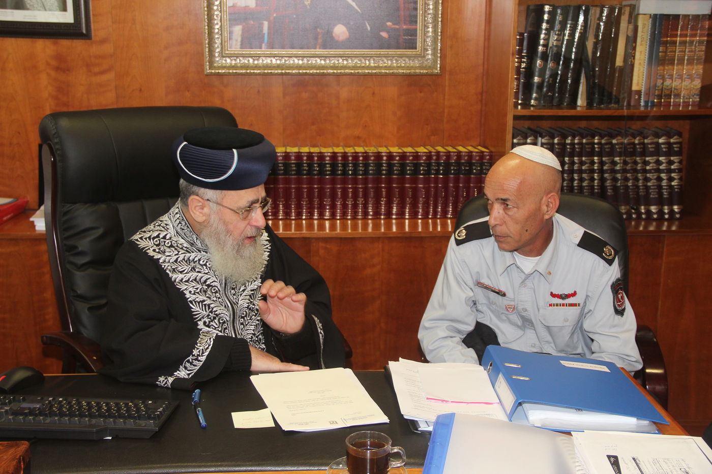 תיעוד: הכבאים ביקרו בלשכת הרב יצחק יוסף