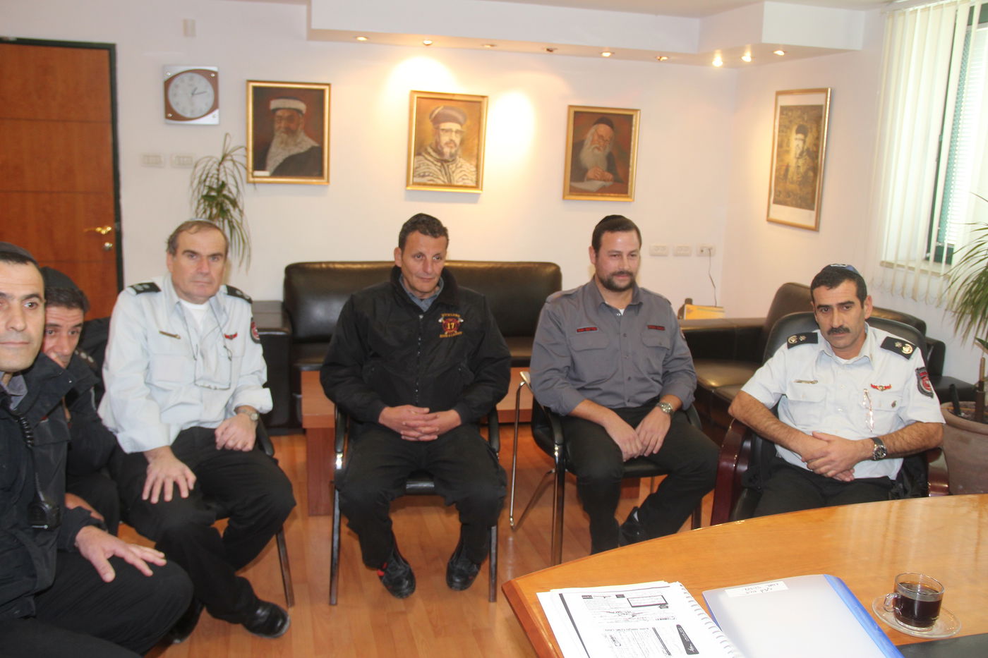 תיעוד: הכבאים ביקרו בלשכת הרב יצחק יוסף