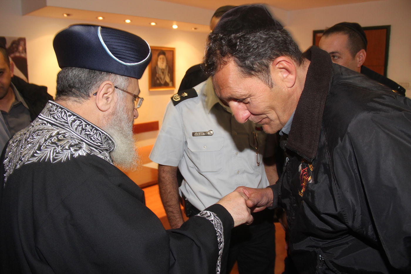 תיעוד: הכבאים ביקרו בלשכת הרב יצחק יוסף