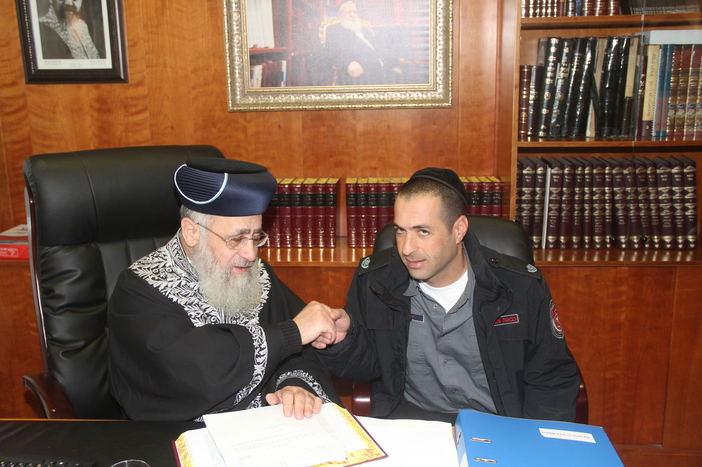 תיעוד: הכבאים ביקרו בלשכת הרב יצחק יוסף