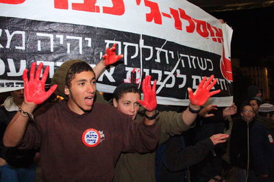 ההפגנה, הערב