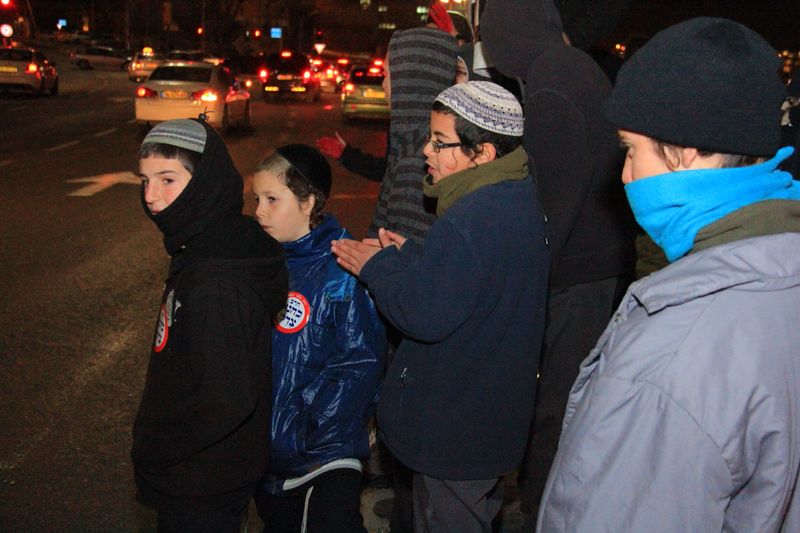 תיעוד: עשרות הפגינו נגד שחרור מחבלים