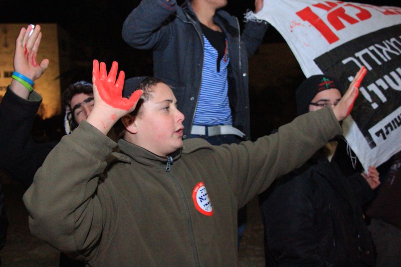 תיעוד: עשרות הפגינו נגד שחרור מחבלים
