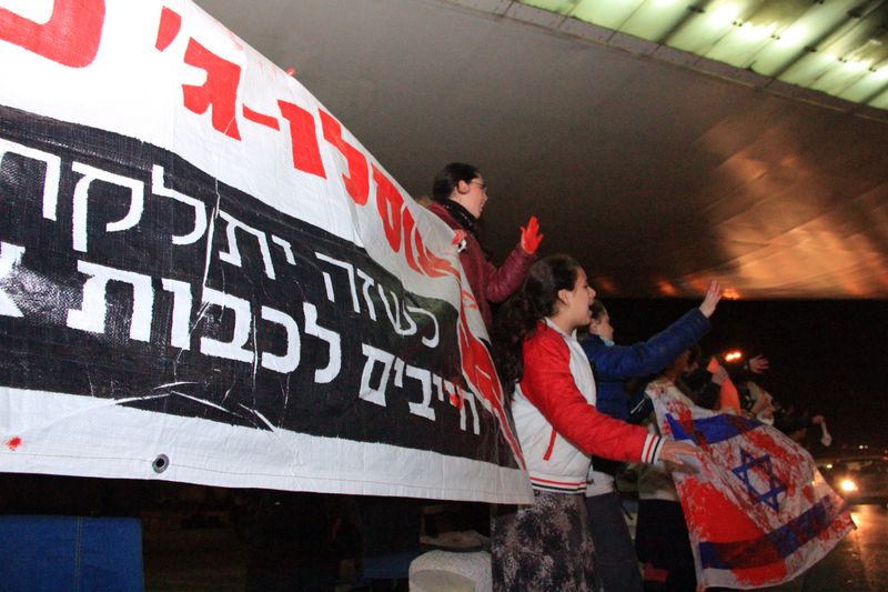 תיעוד: עשרות הפגינו נגד שחרור מחבלים