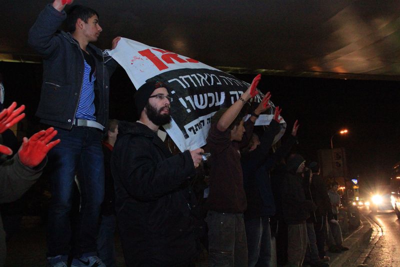 תיעוד: עשרות הפגינו נגד שחרור מחבלים