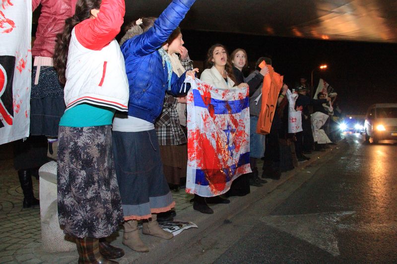 תיעוד: עשרות הפגינו נגד שחרור מחבלים