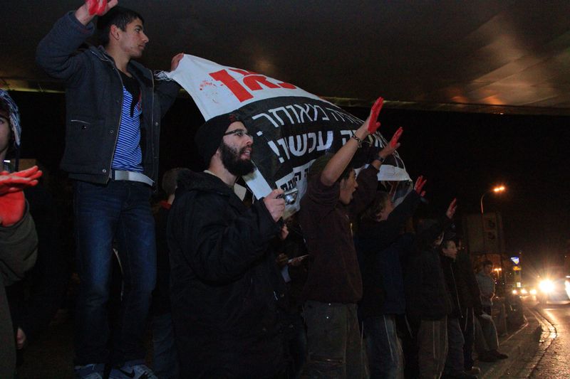 תיעוד: עשרות הפגינו נגד שחרור מחבלים