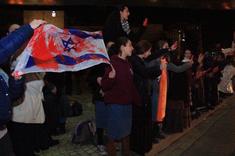 תיעוד: עשרות הפגינו נגד שחרור מחבלים