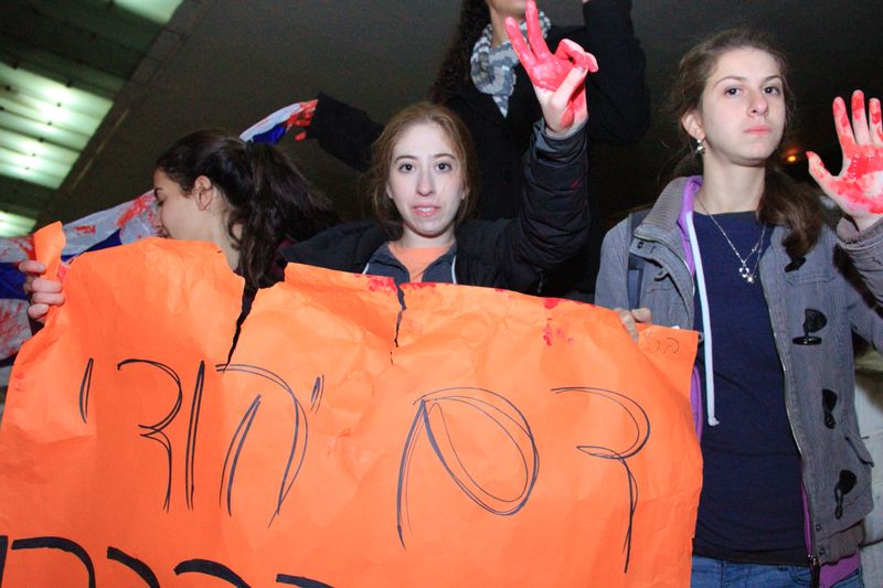 תיעוד: עשרות הפגינו נגד שחרור מחבלים