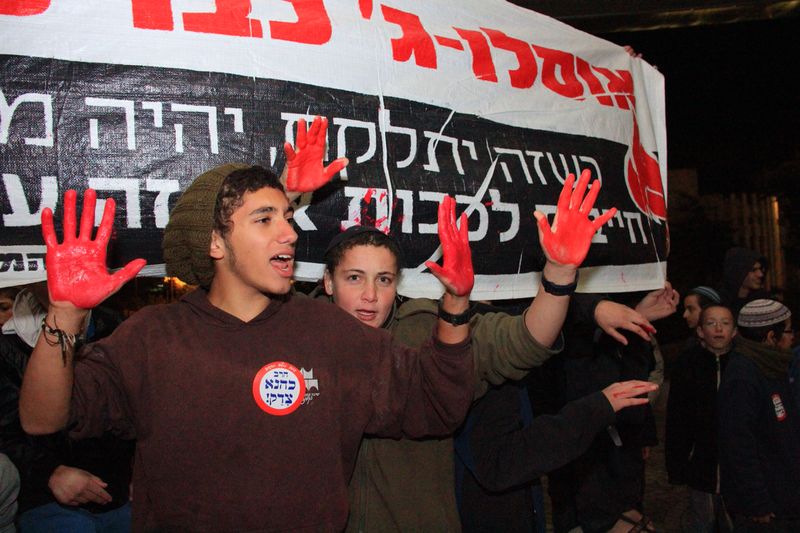 תיעוד: עשרות הפגינו נגד שחרור מחבלים