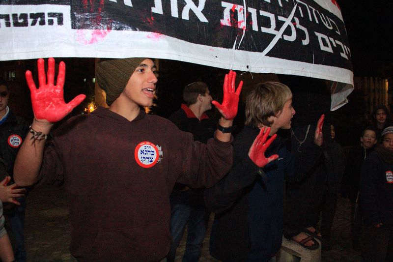 תיעוד: עשרות הפגינו נגד שחרור מחבלים