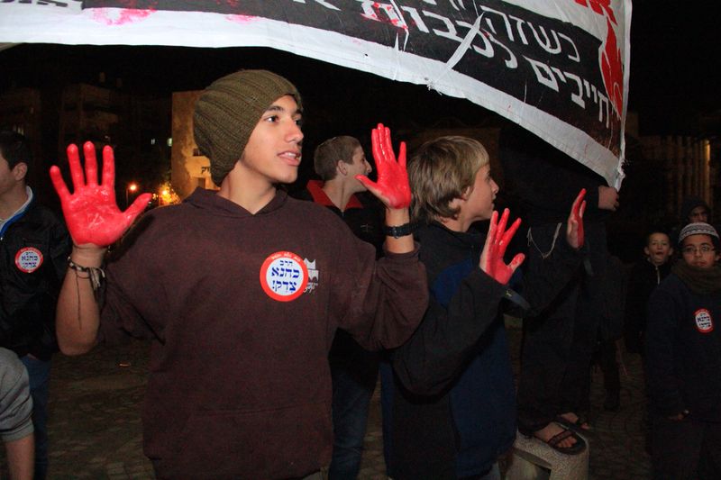 תיעוד: עשרות הפגינו נגד שחרור מחבלים