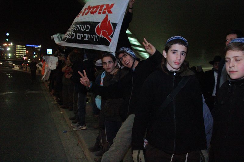 תיעוד: עשרות הפגינו נגד שחרור מחבלים