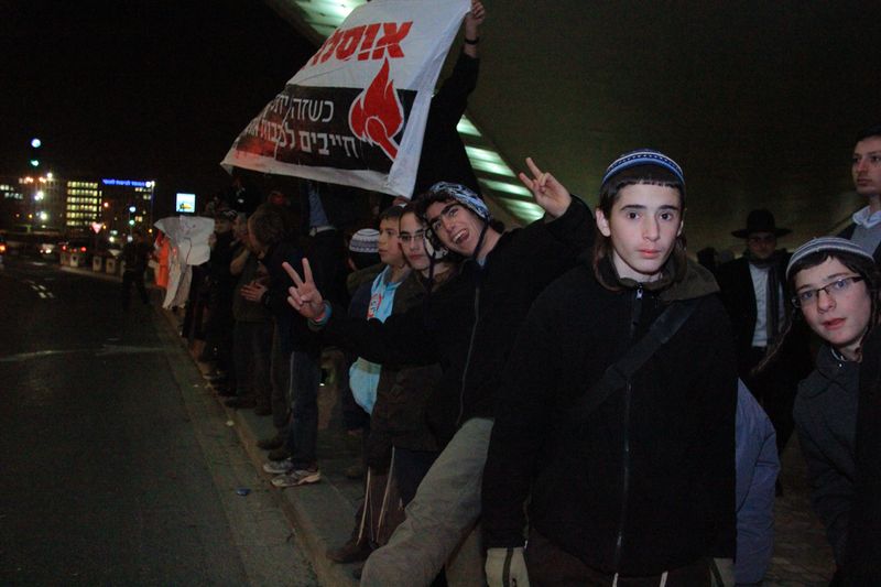 תיעוד: עשרות הפגינו נגד שחרור מחבלים