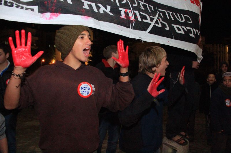 תיעוד: עשרות הפגינו נגד שחרור מחבלים