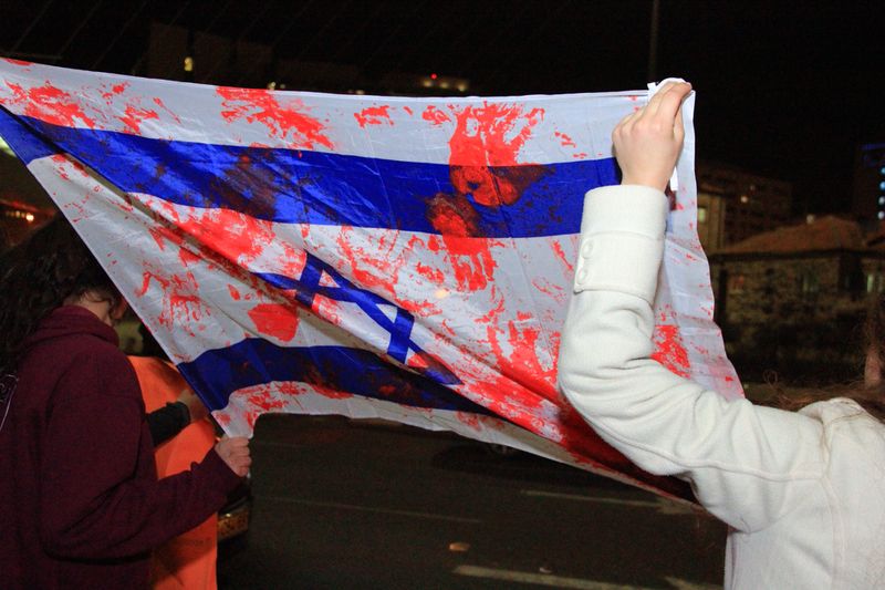 תיעוד: עשרות הפגינו נגד שחרור מחבלים