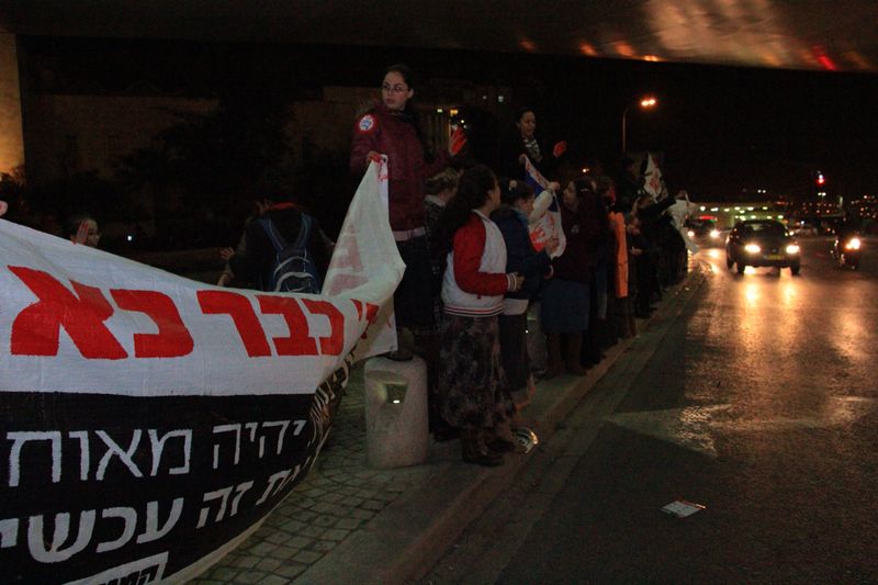 תיעוד: עשרות הפגינו נגד שחרור מחבלים