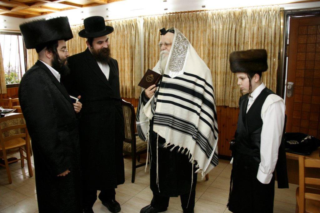 סערט ויז'ניץ: האדמו"ר כובד בהנחת תפילין