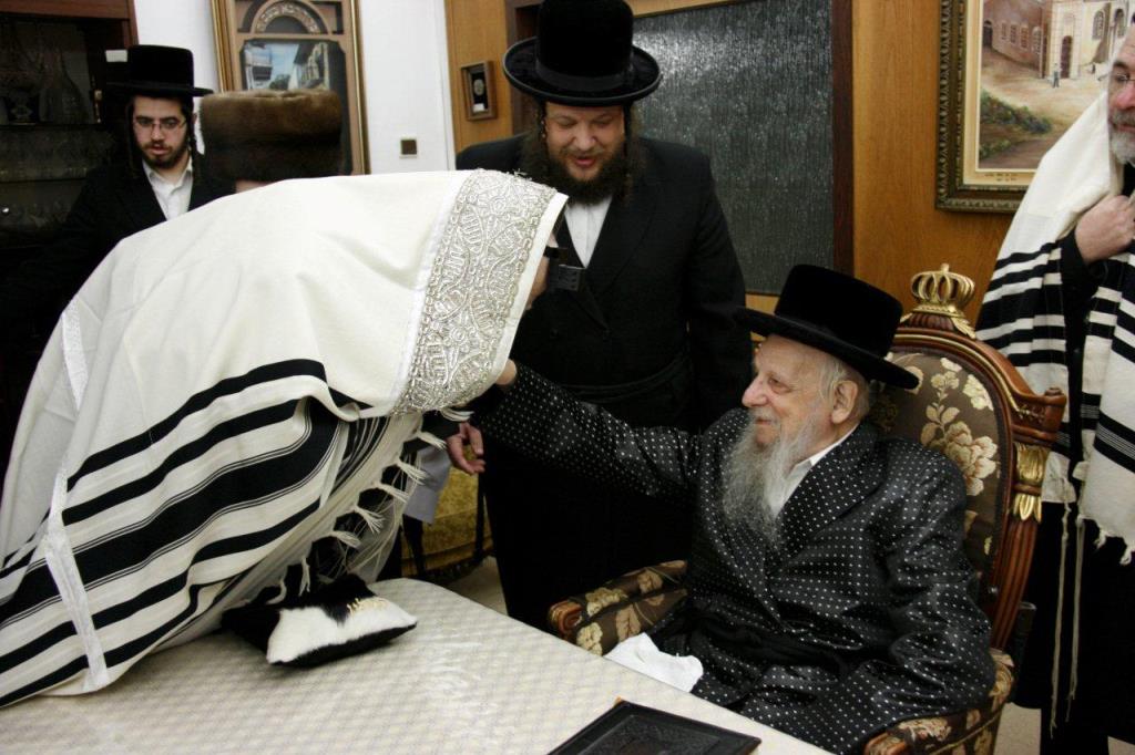 סערט ויז'ניץ: האדמו"ר כובד בהנחת תפילין