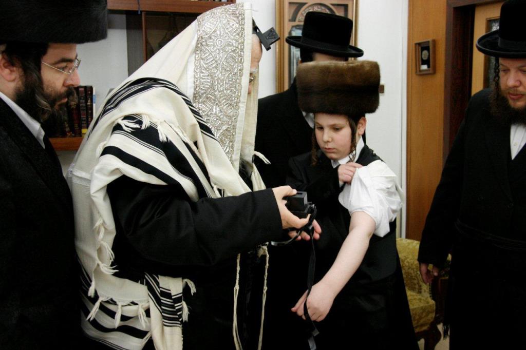 סערט ויז'ניץ: האדמו"ר כובד בהנחת תפילין