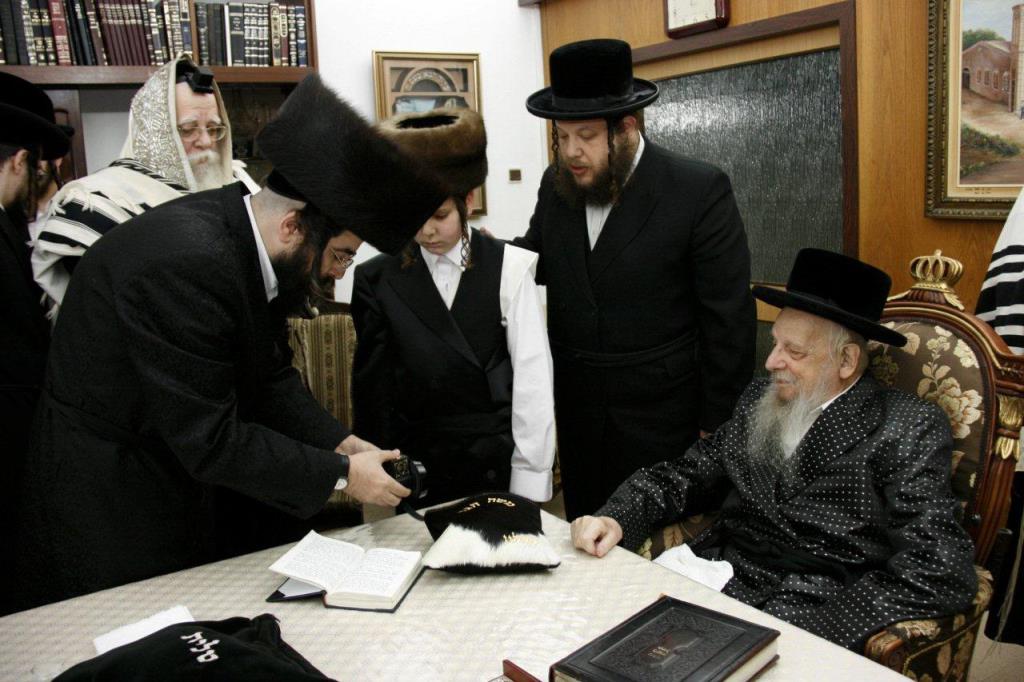 סערט ויז'ניץ: האדמו"ר כובד בהנחת תפילין