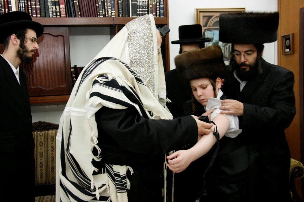 סערט ויז'ניץ: האדמו"ר כובד בהנחת תפילין