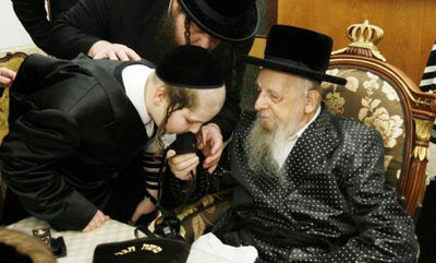 סערט ויז'ניץ: האדמו"ר כובד בהנחת תפילין