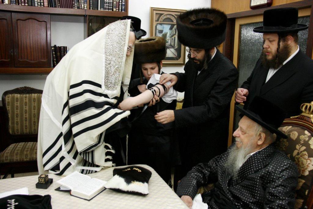 סערט ויז'ניץ: האדמו"ר כובד בהנחת תפילין