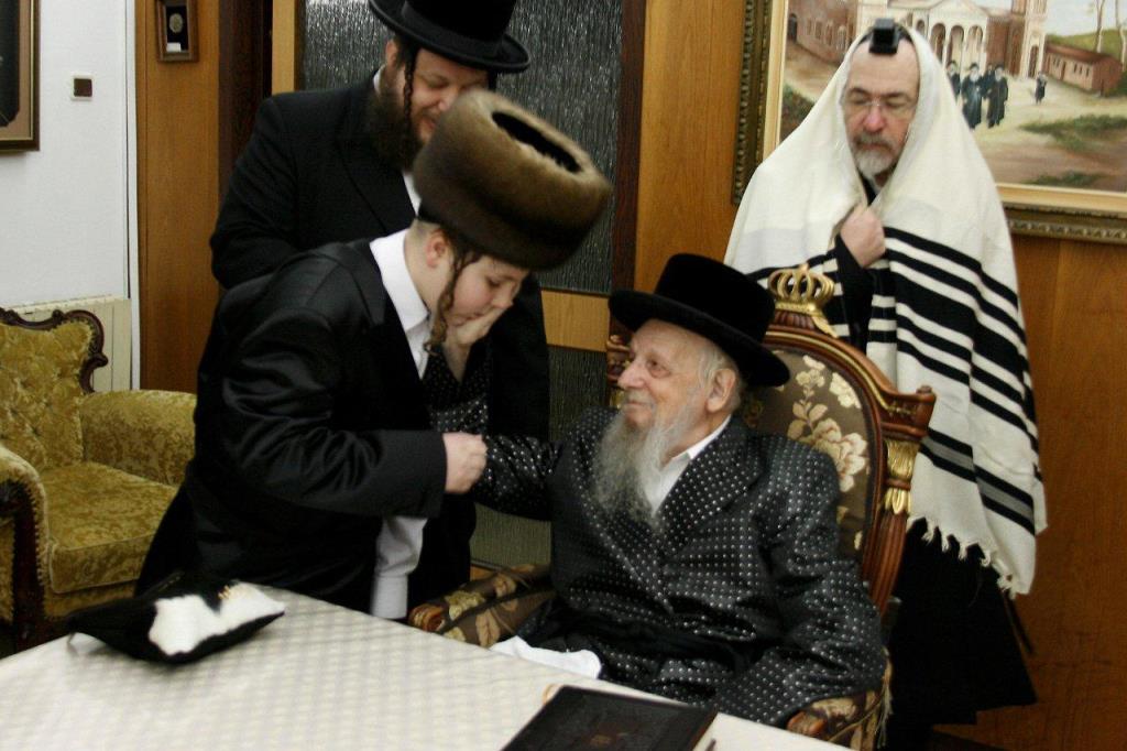 סערט ויז'ניץ: האדמו"ר כובד בהנחת תפילין