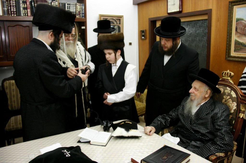 סערט ויז'ניץ: האדמו"ר כובד בהנחת תפילין