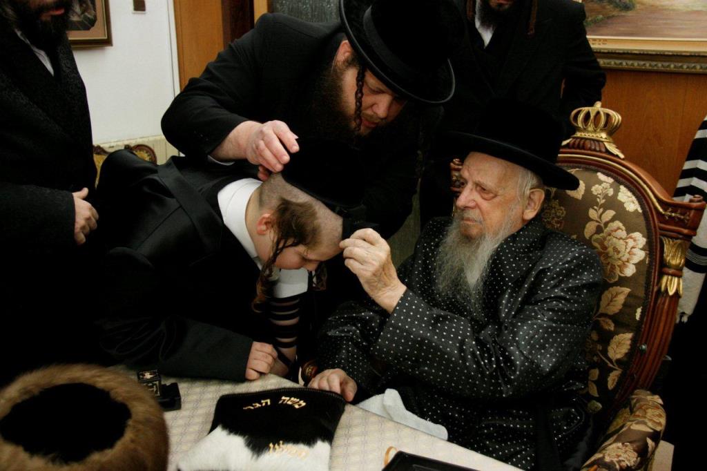 סערט ויז'ניץ: האדמו"ר כובד בהנחת תפילין