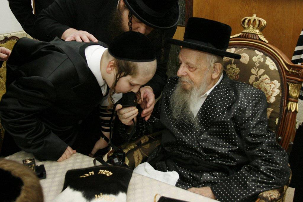 סערט ויז'ניץ: האדמו"ר כובד בהנחת תפילין